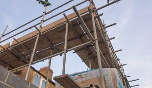 Настилы для строительных лесов: выбираем надежный и безопасный вариант